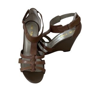 NWOB Me Too Dakota Two Tone Coffee Patent Leather 3.5” Wedge Sandals Size 7.5M